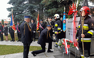Warmińsko-mazurscy strażacy stanęli do apelu poległych. Kolegów ze służby wspominali przed pomnikiem w centrum Olsztyna